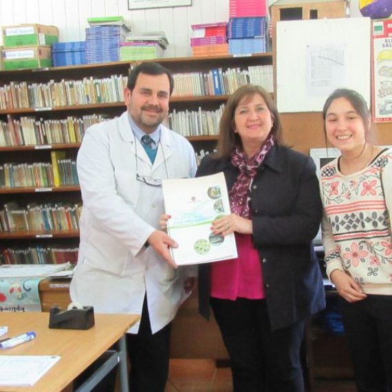 CRHIAM se suma a la iniciativa “1000 científico, 1000 aulas” llevando la ciencia y la tecnología a los establecimientos educacionales