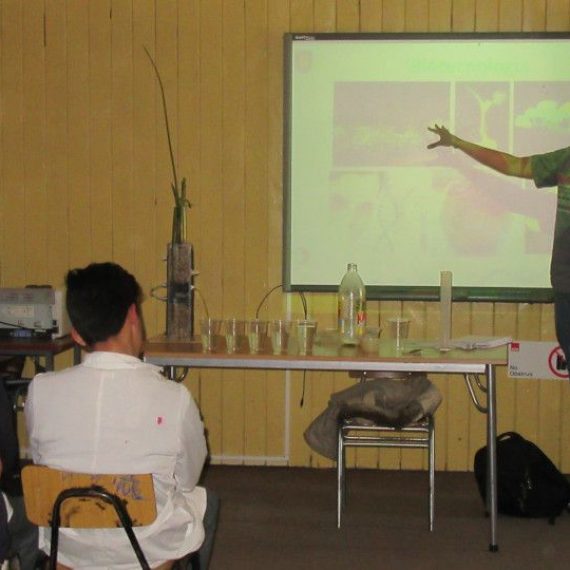 CRHIAM se suma a la iniciativa “1000 científico, 1000 aulas” llevando la ciencia y la tecnología a los establecimientos educacionales