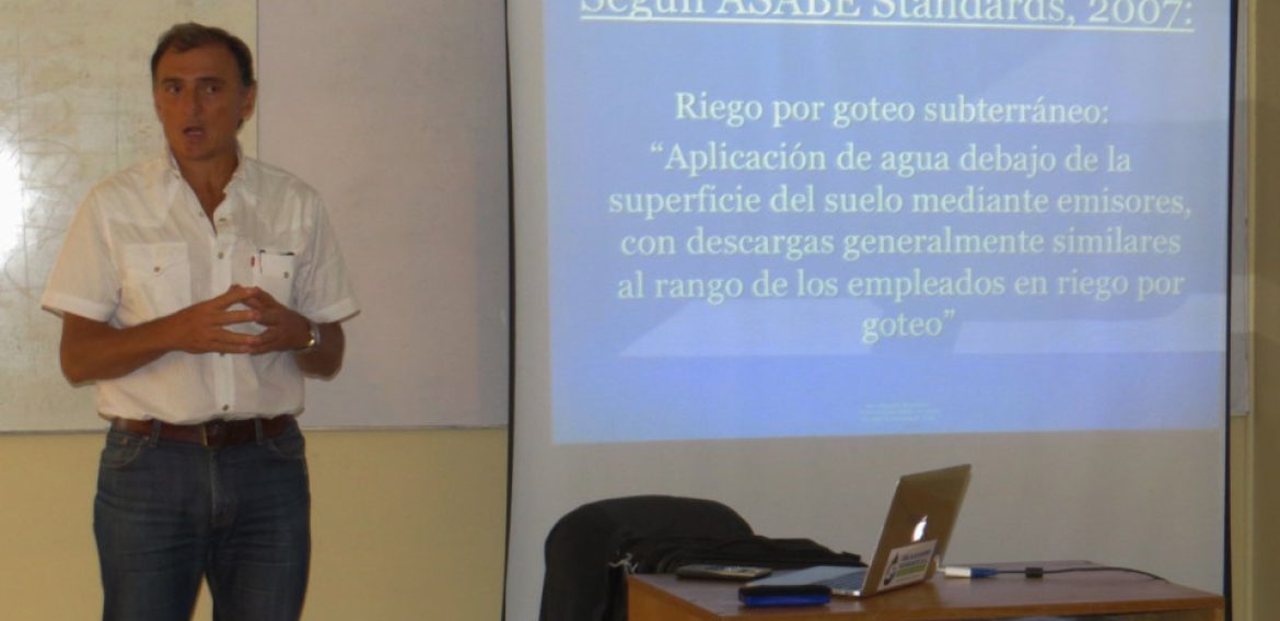 Docente argentino dicta charla sobre sistemas riego por goteo subterráneo