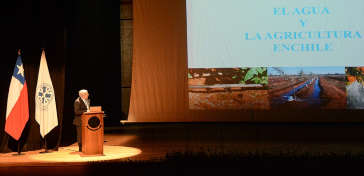 El Dr. Eduardo Holzapfel, subdirector del CHRIAM, dictó la conferencia inaugural del año académico en la Facultad de Ciencias Agropecuarias y Forestales en la UFRO