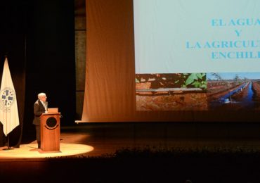 El Dr. Eduardo Holzapfel, subdirector del CHRIAM, dictó la conferencia inaugural del año académico en la Facultad de Ciencias Agropecuarias y Forestales en la UFRO
