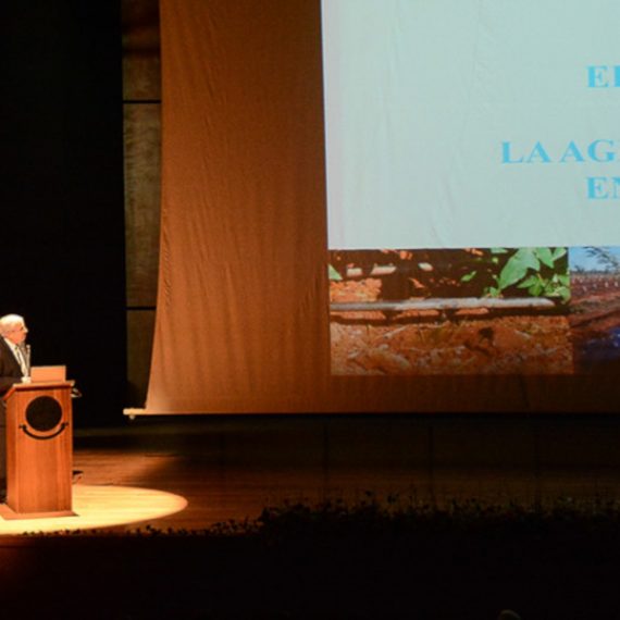 El Dr. Eduardo Holzapfel, subdirector del CHRIAM, dictó la conferencia inaugural del año académico en la Facultad de Ciencias Agropecuarias y Forestales en la UFRO