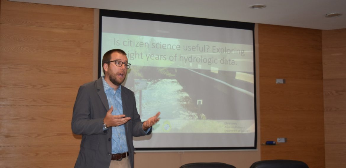 Hidrogeólogo de la Universidad de Búfalo dictó charla sobre ciencia ciudadana