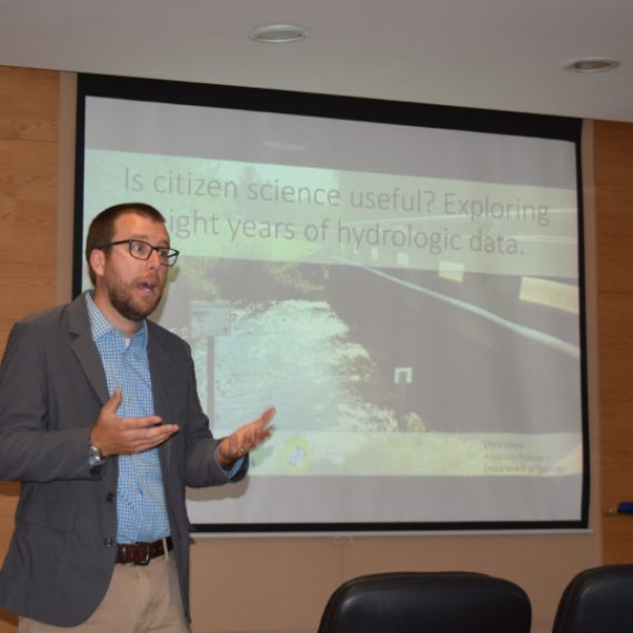 Hidrogeólogo de la Universidad de Búfalo dictó charla sobre ciencia ciudadana