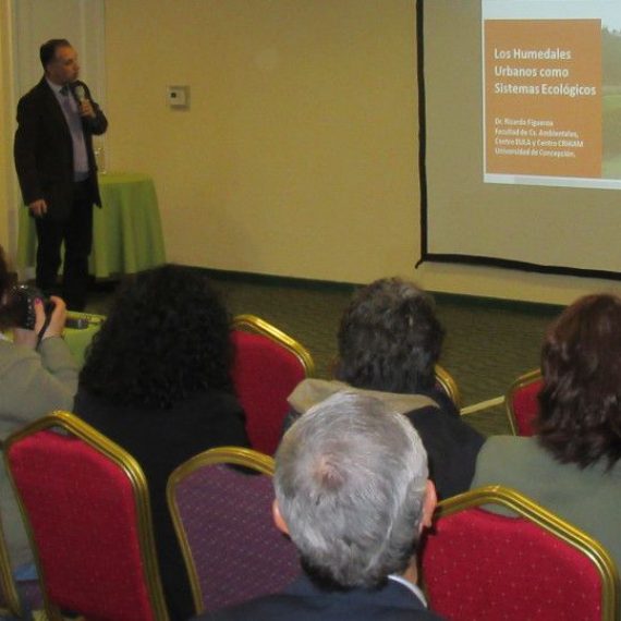 Investigadores del CRHIAM exponen en seminario de humedales como alternativa de desarrollo para el Biobío