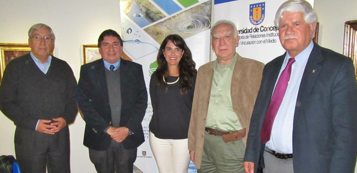 Investigadores del CRHIAM presentan primer libro de la Vicerrectoría de Relaciones Institucionales y Vinculación con el Medio