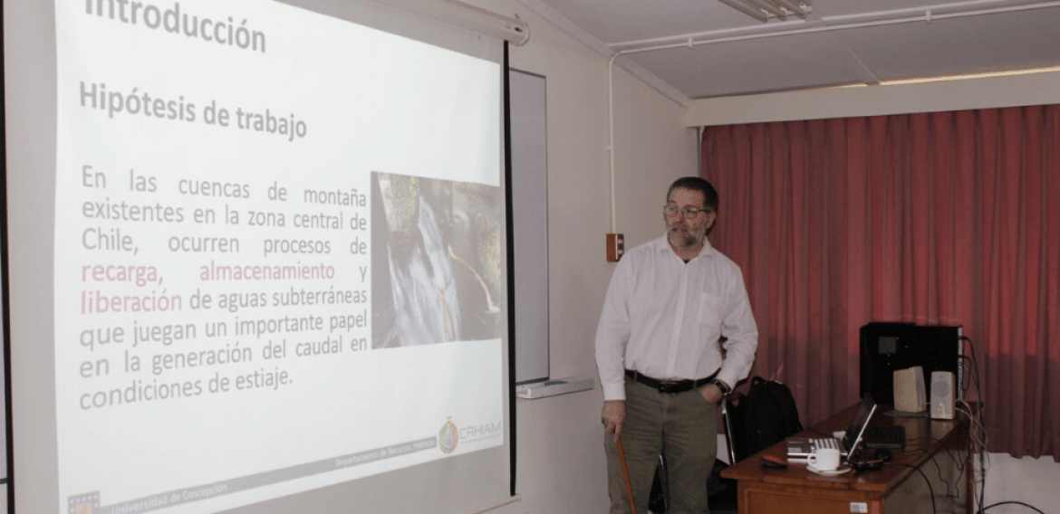 Investigador principal CRHIAM expuso sobre recarga artificial de aguas subterráneas en Universidad Austral