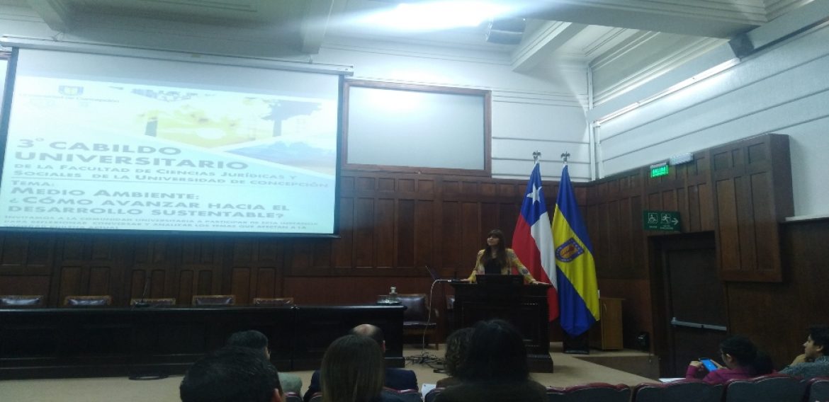 Investigadora Asociada expone en cabildo universitario sobre medioambiente