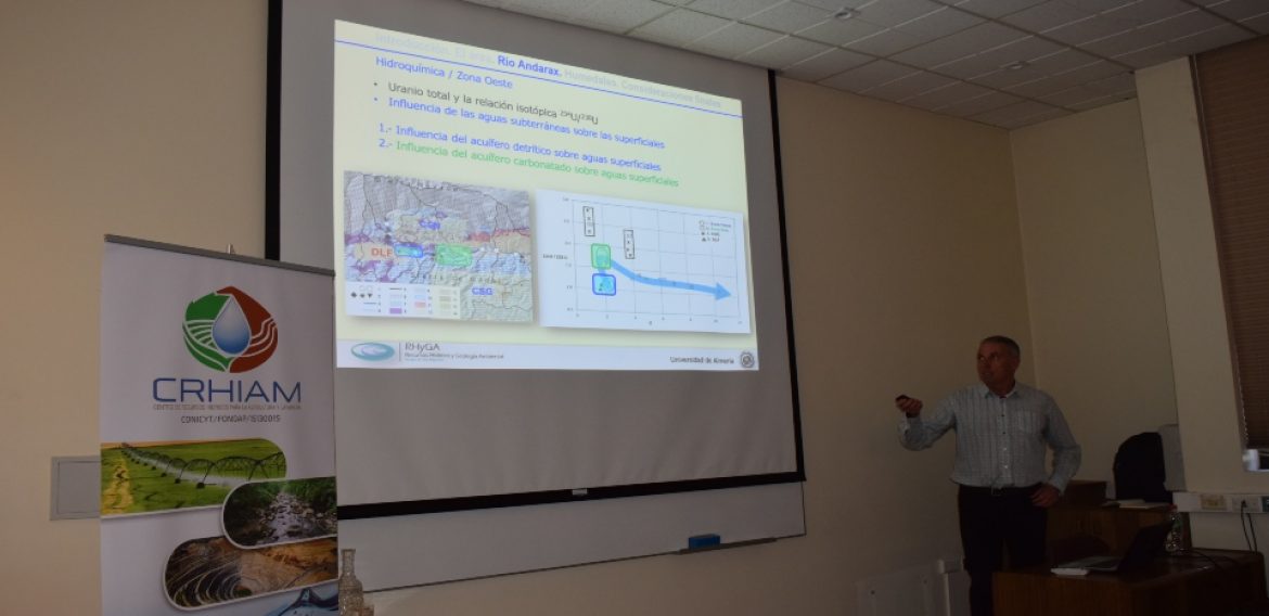 Académico español presenta charla sobre uso de herramientas hidrogeoquímicas en aguas superficiales y subterráneas