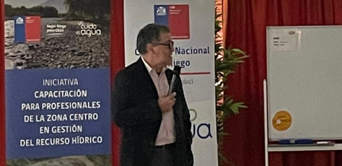 Investigador CRHIAM expuso sobre gestión de aguas subterráneas a extensionistas rurales de la zona centro