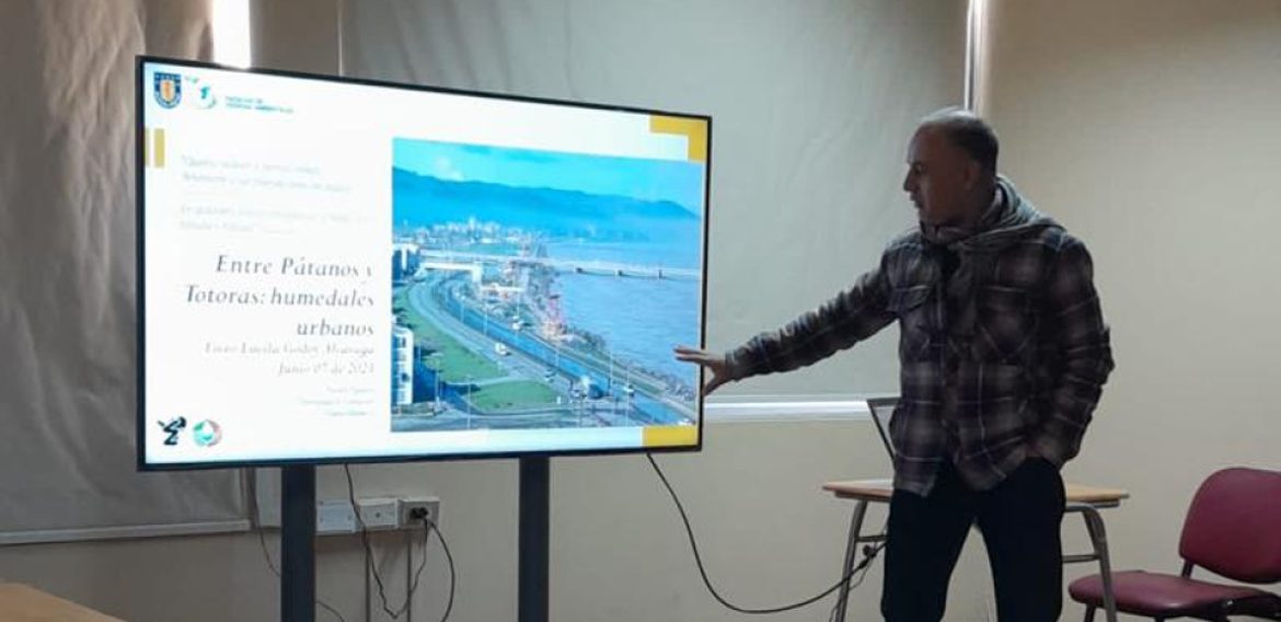 Dr. Ricardo Figueroa dictó charla sobre humedales urbanos en el Liceo Lucila Godoy Alcayaga de Hualpén