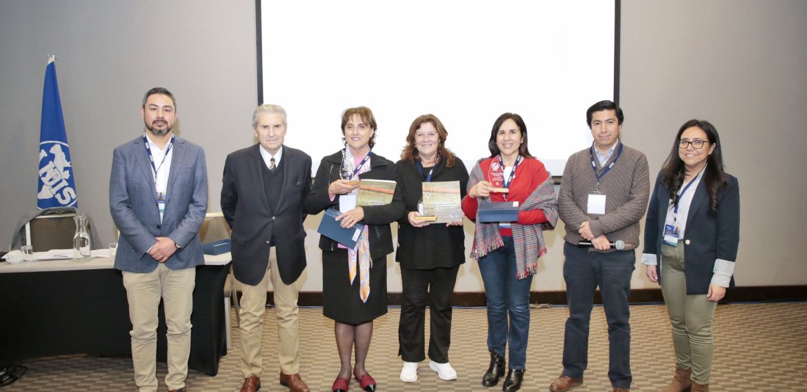 AIDIS reconoce a la Dra. Gladys Vidal por aporte a la generación de conocimiento y formación de capital humano al Sector Sanitario
