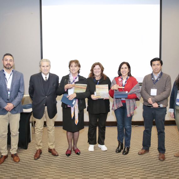 AIDIS reconoce a la Dra. Gladys Vidal por aporte a la generación de conocimiento y formación de capital humano al Sector Sanitario