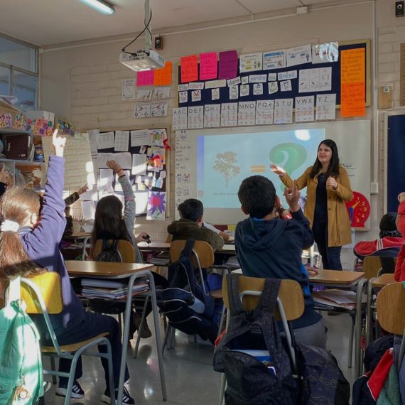 Estudiantes de doctorado realizan charla sobre huella hídrica para alumnos de 4to básico