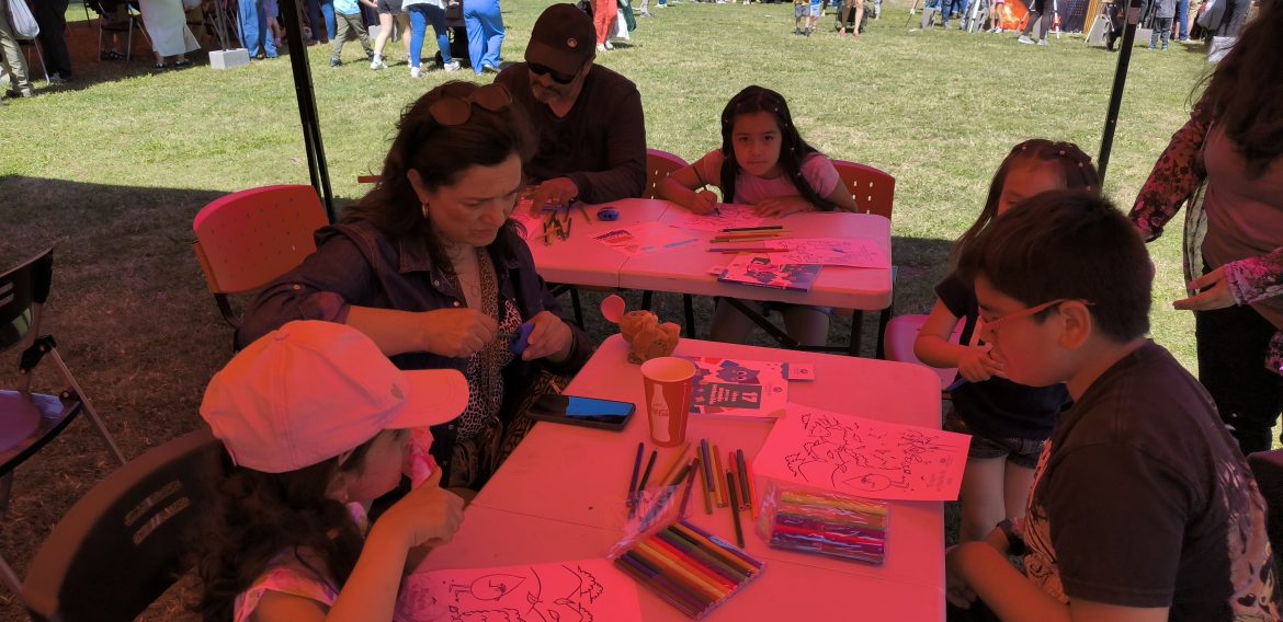 Niños y niñas vivieron lúdica tarde en stand navideño CRHIAM