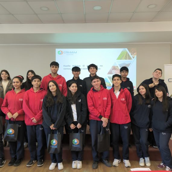 CRHIAM recibió a escolares para aprender sobre la huella del agua