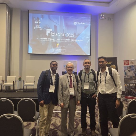 Becario CRHIAM participó en Congreso Flotación 2025 en Perú