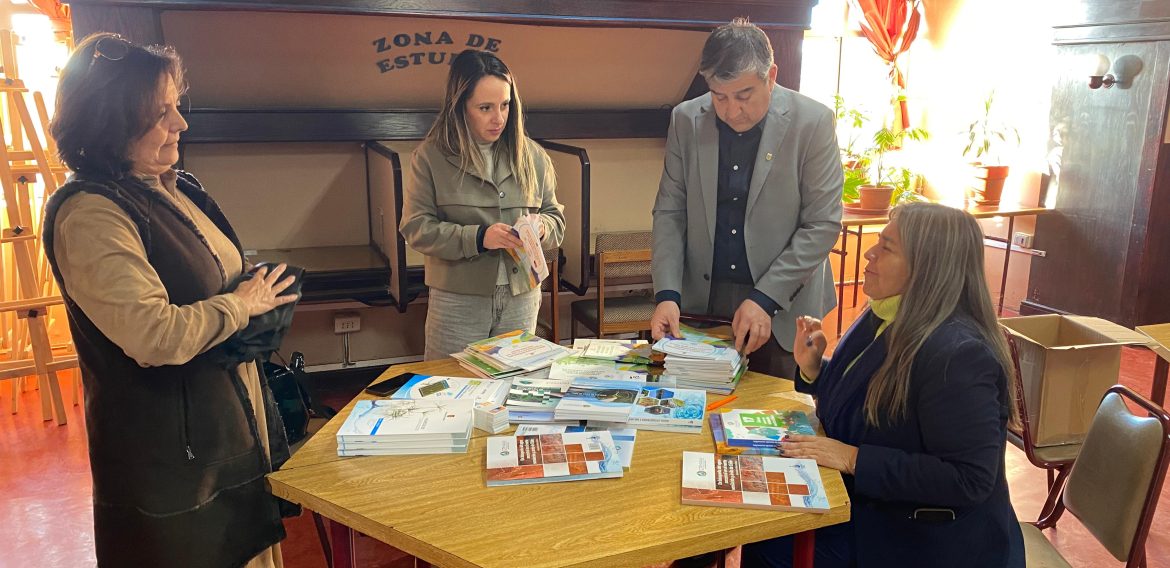 Como puente entre la ciencia y la comunidad CRHIAM donó libros a establecimiento educacional
