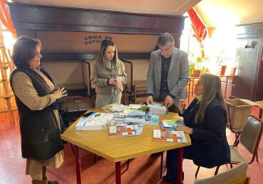 Como puente entre la ciencia y la comunidad CRHIAM donó libros a establecimiento educacional