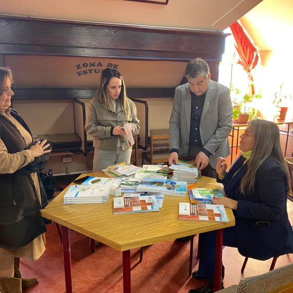 Como puente entre la ciencia y la comunidad CRHIAM donó libros a establecimiento educacional