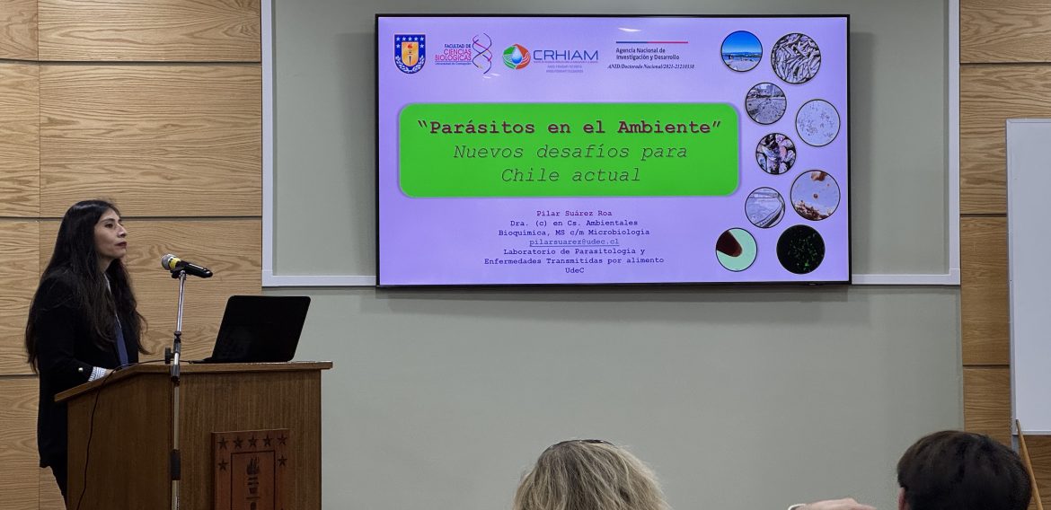 Doctoranda CRHIAM presentó su investigación en coloquio de microbiología