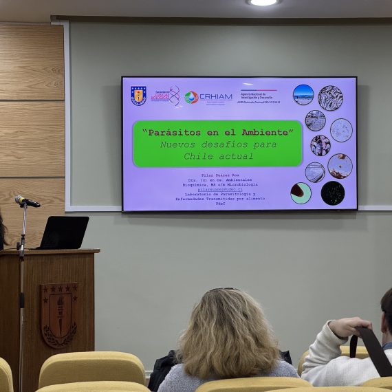Doctoranda CRHIAM presentó su investigación en coloquio de microbiología